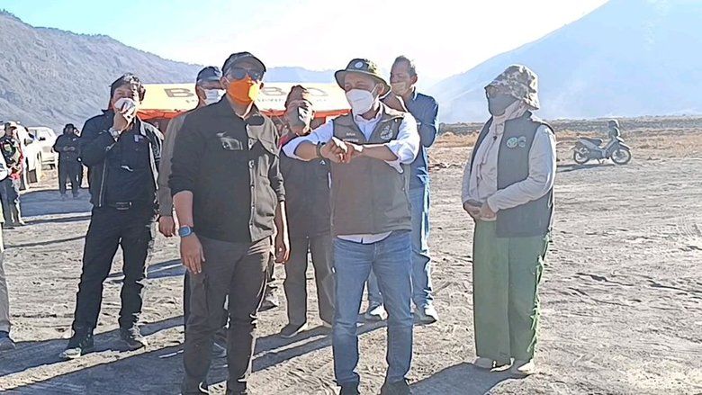 Menhut Pastikan Tiga Helikopter Gempur Karhutla Bromo hingga Padam