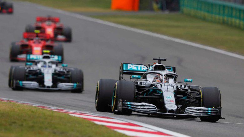 Hamilton Akui Mobil Tahun ini Jauh Lebih Sulit Dikendalikan