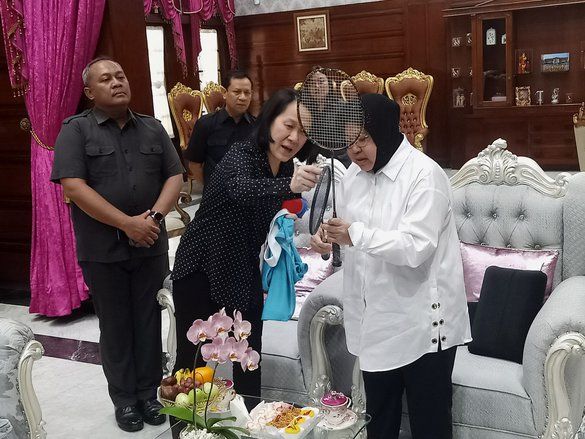 Risma Terima Raket dari Minarti Timur dan Alan Budi Kusuma