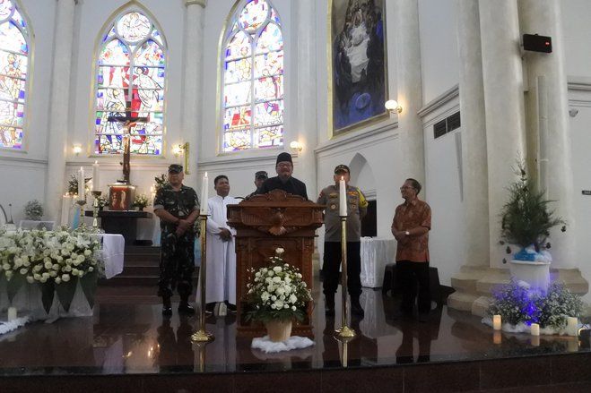 Jemaat Misa Natal Doakan Korban Tsunami Selat Sunda