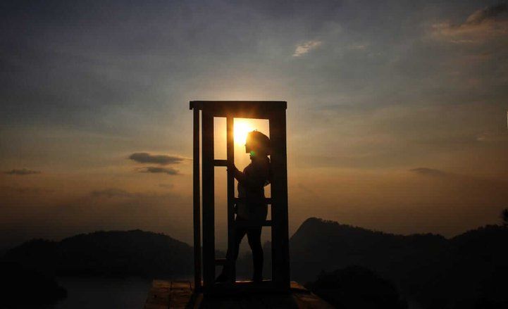Menikmati Keindahan Telaga Ngebel dari Puncak