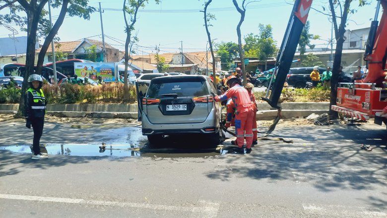 Hindari Mobil, Innova Terperosok ke Sungai di Jalan A Yani Surabaya