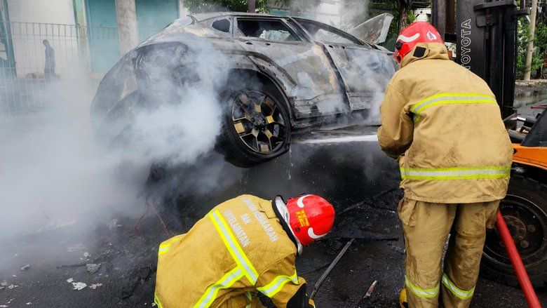 Diduga Overheat, Mobil Listrik Hyundai Kona Terbakar di Kebomas Gresik