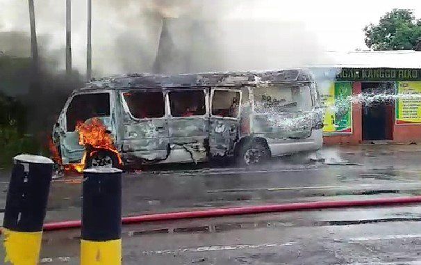 Mobil Travel Terbakar di Pantura Situbondo, Arus Lalu Lintas Sempat Macet