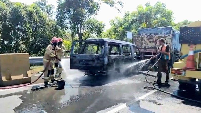 Mobil Carry Terbakar di Gerbang Tol Kebomas, Dokumen Penting Pemilik Hangus