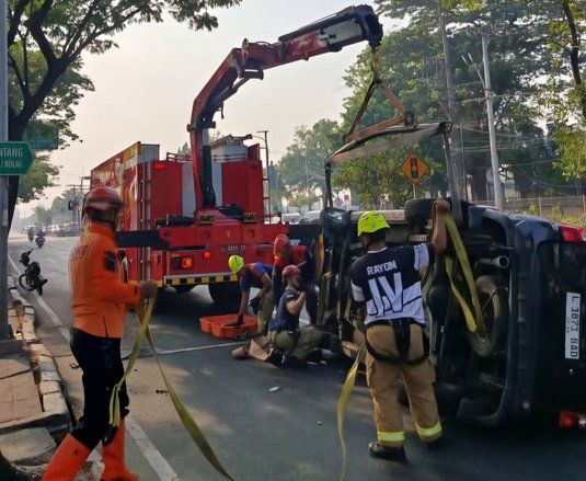 Pengemudi Lansia 74 Tahun Selamat Usai Mobil Terbalik