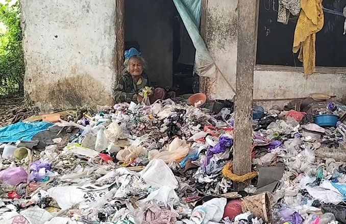Viral Nenek di Ponorogo Hidup di Rumahnya Bersama Tumpukan Sampah Plastik, Begini Kisahnya