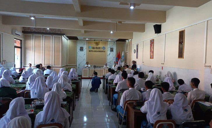 Ning Ita Gerakan Sosialasi Perkoperasian di Sekolah SMA Negri di Kota Mojokerto