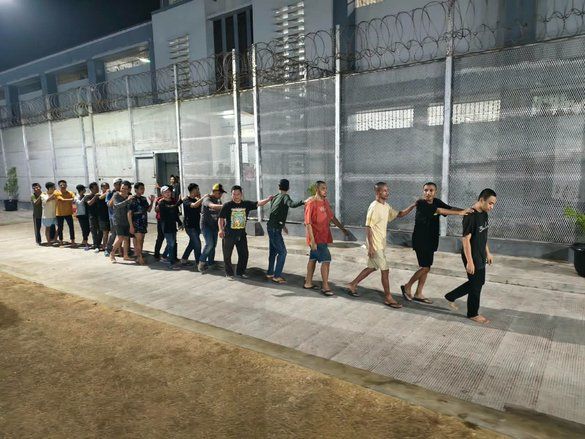 Kurangi Overkapasitas, 177 Napi Rutan Surabaya Dipindah ke Madiun