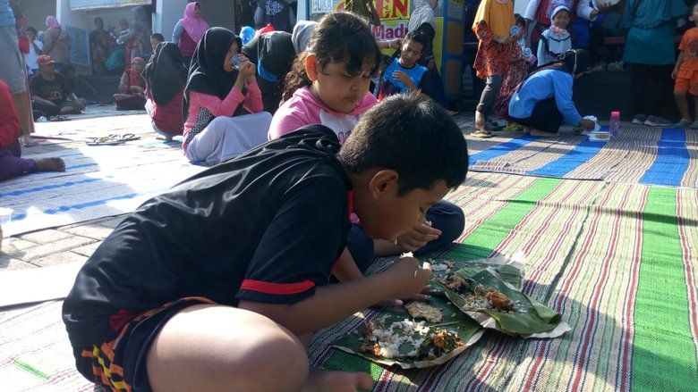 Berebut Nasi Pecel Tumpuk dan Kepleh di Ponorogo