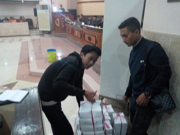 Nasi Kotak Gratis Ganggu Konsentrasi Rapat Paripurna DPRD Jember