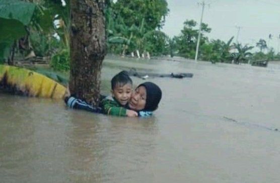 Foto Nenek Gendong Bocah Saat Banjir Bikin Ribut Netizen