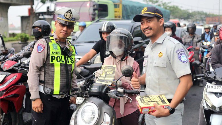 Ajak Pengendara Tertib Berlalu Lintas, Satlantas Gresik Bagikan Cokelat