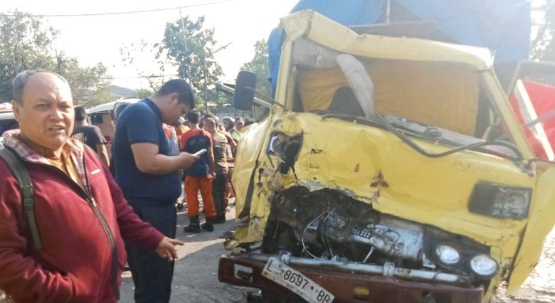Sopir Truk Terjepit Usai Kecelakaan Tiga Kendaraan di Benowo Surabaya, Evakuasi Berlangsung Dramatis