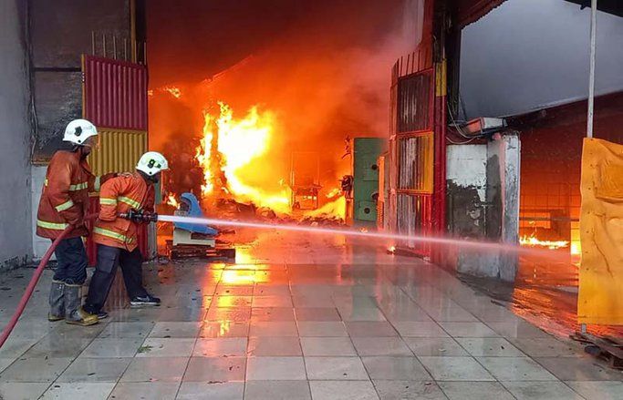 Pabrik Sepatu di Mojokerto Ludes Terbakar