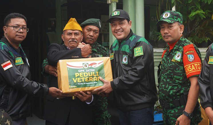 Hari Pahlawan, GPK Jatim Sampaikan Tali Asih dan Sambangi Veteran di Kediaman