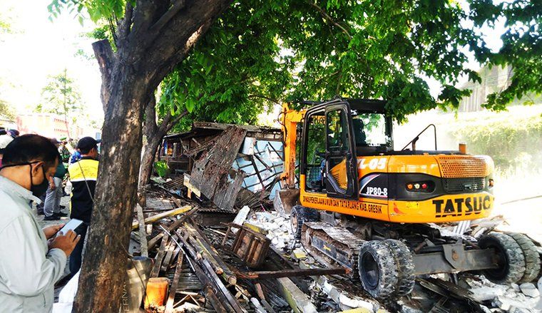 Akan Ada Pelebaran Jalan, Puluhan Kios Sepanjang Jalan Raya Manyar Gresik Dibongkar