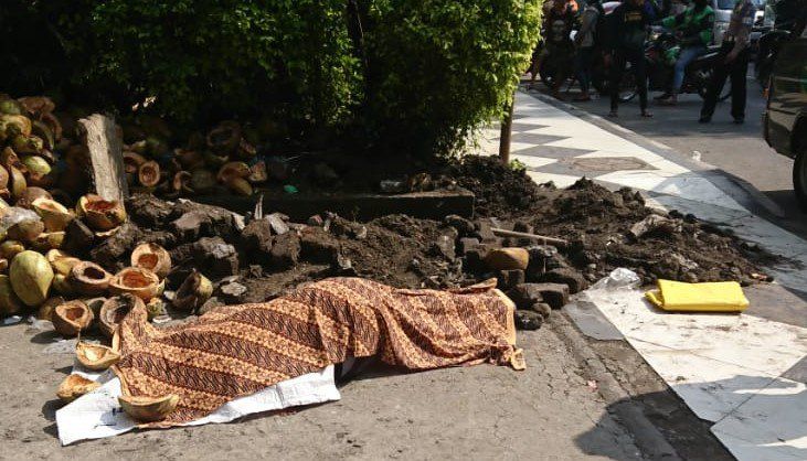 Bersihkan Saluran, Keponakan Cangkul Paman
