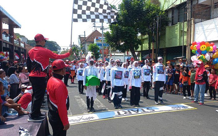 Peringati HUT RI ke-78, Pemkot Mojokerto Gelar Gerak Jalan Tematik yang Diikuti 87 Peserta 