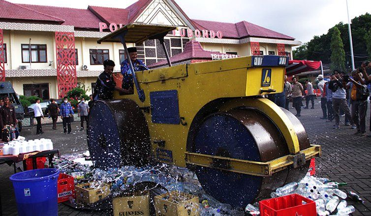 Bupati Situbondo Pimpin Pemusnahan Ribuan Botol Miras