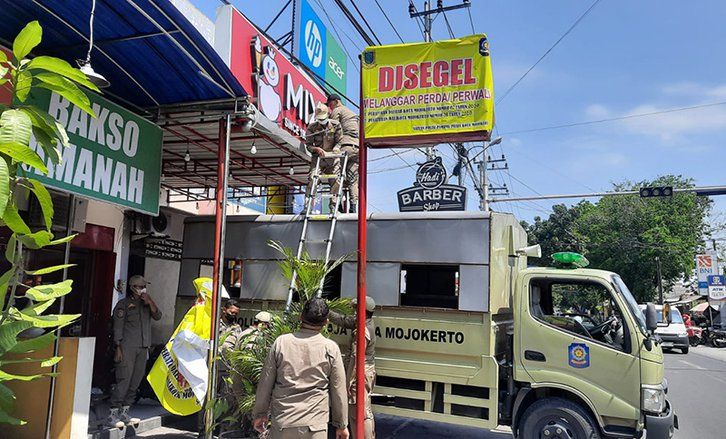 Tak Punya Izin, Reklame Mixue Disegel Satpol PP Kota Mojokerto