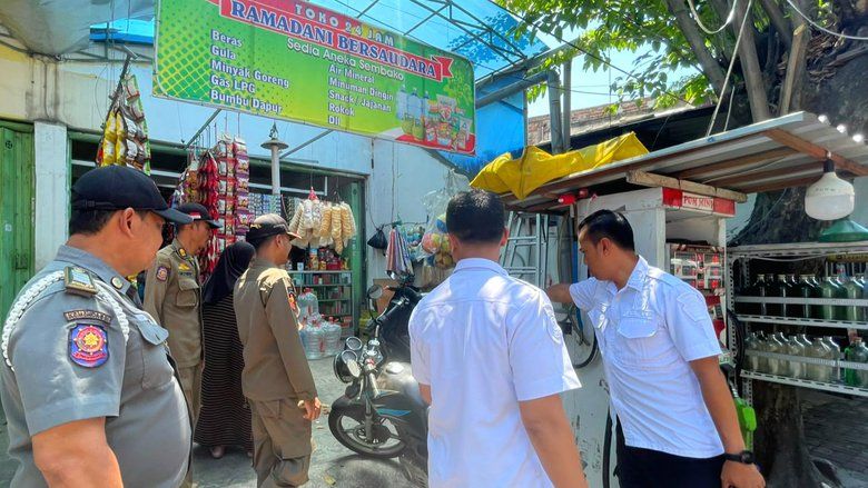 Satpol PP Tertibkan Trotoar di Gresik, Pedagang yang Melanggar Disanksi