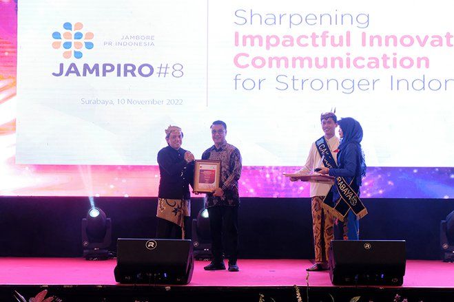 Raih 3 Penghargaan PR Indonesia, Wali Kota Eri Cahyadi Pemimpin Terpopuler di Medsos