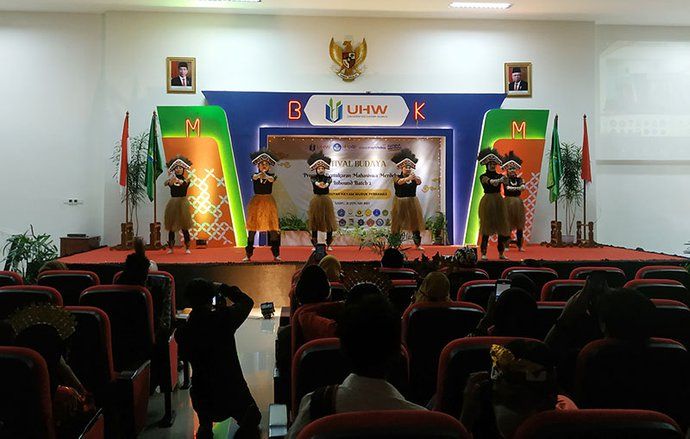 Semangat Kebhinekaan Disuguhkan Dalam Festival Budaya di Penutupan PMM Batch 2 UHW Perbanas