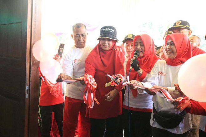 Kegembiraan Warga Desa Wringinrejo Milik Gedung Sorga yang Diresmikan Bupai Ikfina