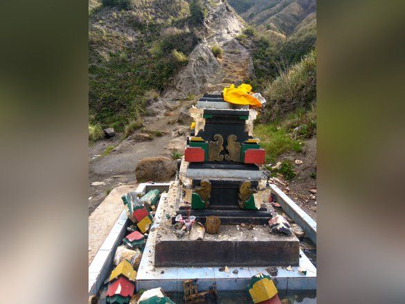 Bangunan Persembahyangan Umat Hindu Tengger di Bromo Alami Kerusakan