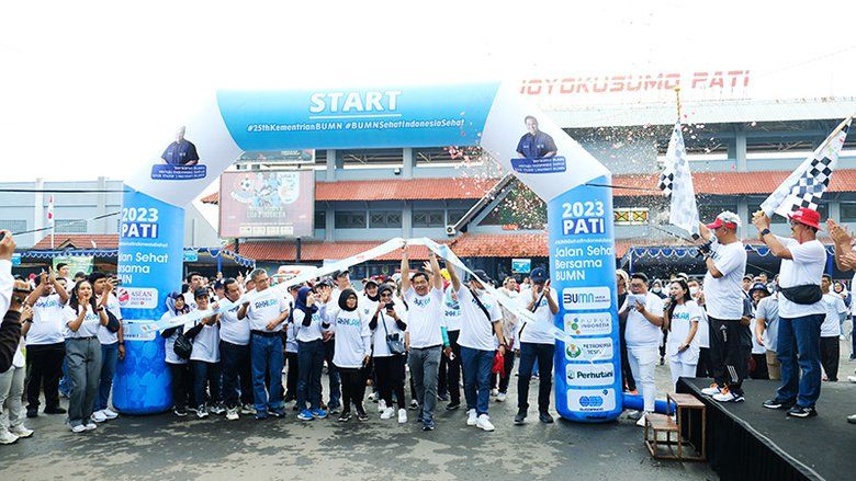 Petrokimia Gresik Ajak Ribuan Peserta Jalan Sehat HUT Perak BUMN Kampanyekan Pemungutan Sampah