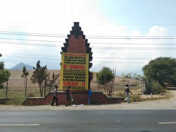 Sejumlah Warga Probolinggo Pasang <em>Banner</em> Tuntut Pekerjaan ke PLTU Paiton