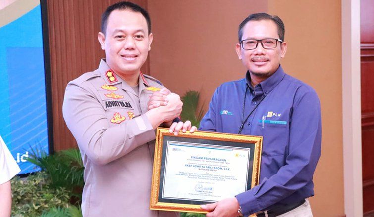 PLN Jatim Beri Penghargaan Kapolres Gresik Usai Ringkus Pencuri Kabel Listrik