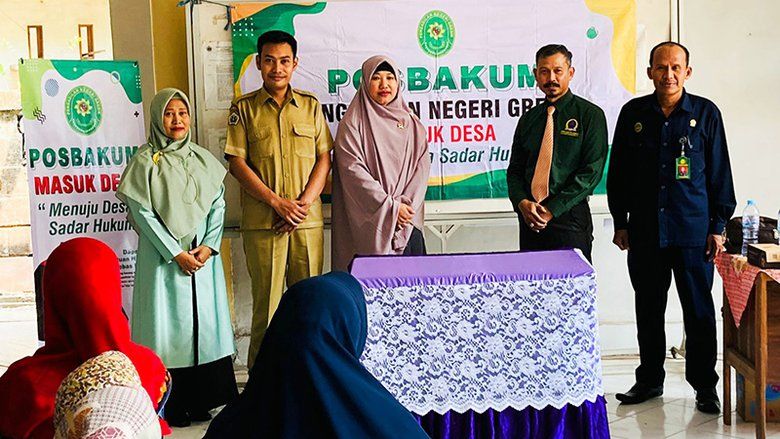 PN Gresik Berikan Layanan Posbakum Pada Warga Desa Yang Berhak Menerima