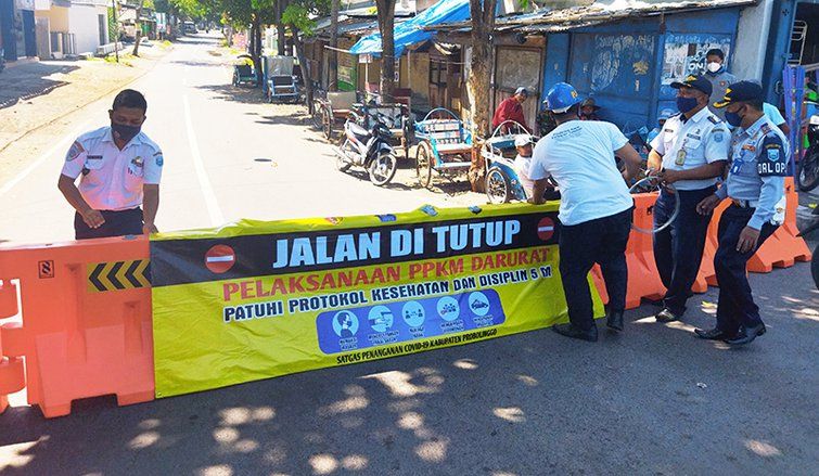 Penyekatan Jalan PPKM Darurat di Probolinggo Dikeluhkan Abang Becak dan Tukang Tambal Ban