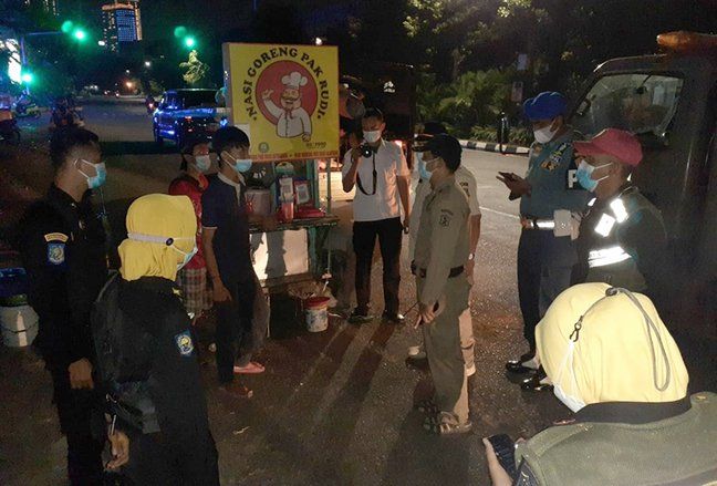 Edukasi Peraturan PPKM Darurat, Satpol PP Surabaya Gunakan Cara Humanis