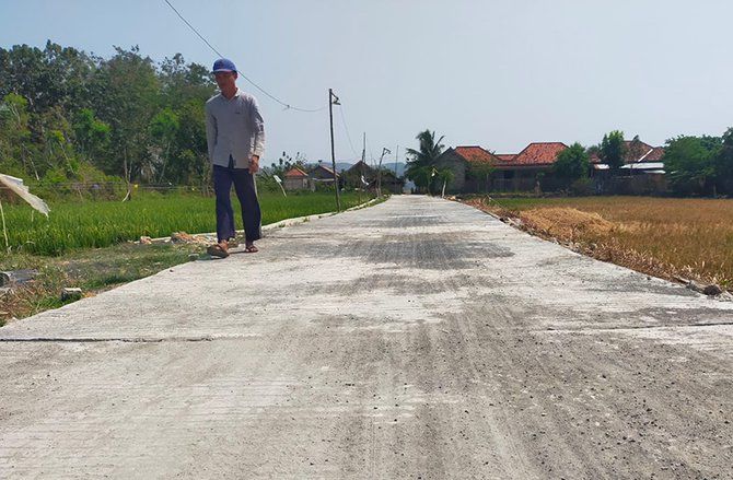 Air Asin Jadi Penyebab Kerusakan Proyek Jalan Rabat Beton di Jrengik Sampang