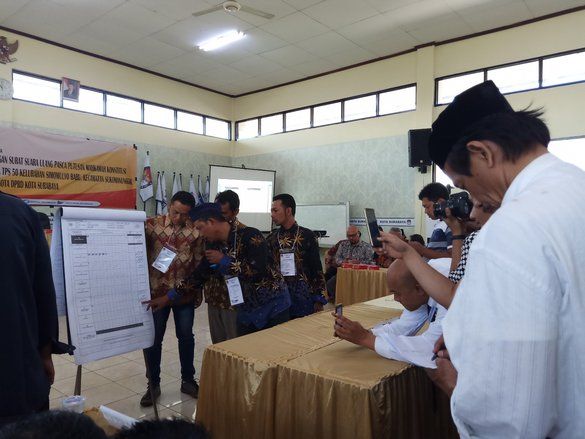 Tiga TPS di Surabaya Gelar Penghitungan Surat Suara Ulang