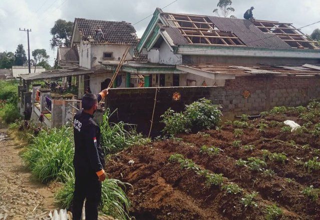 6 Rumah Warga di Lereng Gunung Bromo Diterjang Angin Puting Beliung