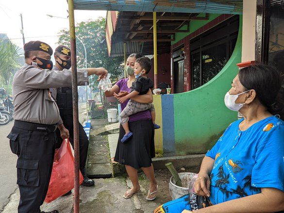 Cegah DBD, Jurnalis Ponorogo bersama Polisi dan Komunitas Bagi Ikan Cupang
