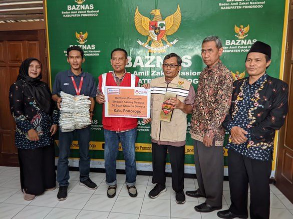 Alfamart Salurkan Bantuan Sarung dan Mukena ke Basnaz Ponorogo 