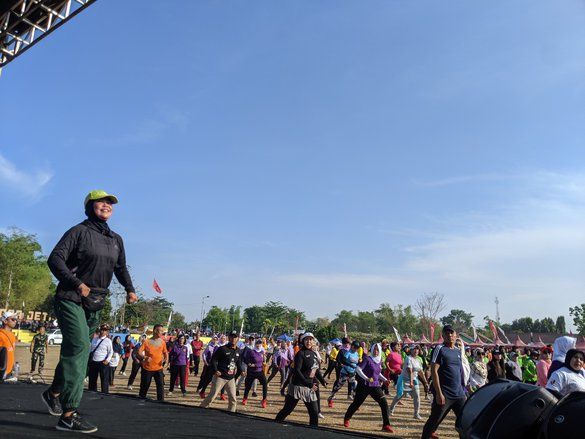 Ajak Masyarakat Perangi Rokok Ilegal, Bupati Ikfina Senam Sehat Bareng Warga  