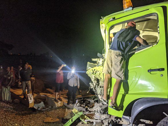 Rem Bermasalah, Truk Disambar KA Wijaya Kusuma di Perlintasan Tanpa Palang Pintu