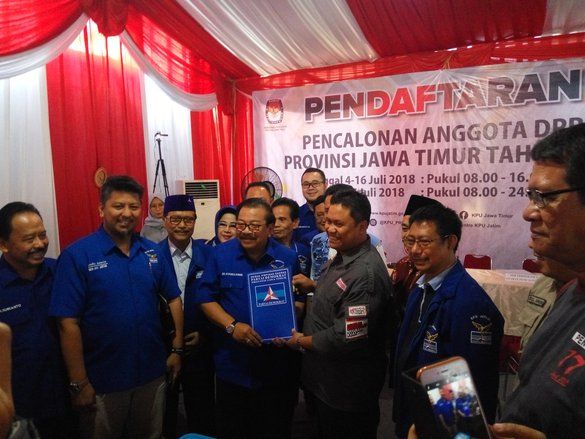 Pakde Karwo Daftarkan 120 Bacaleg Demokrat ke KPU Jawa Timur