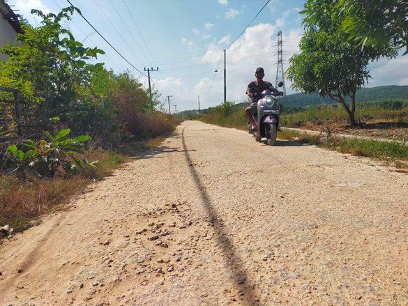 Jalan Panyepen-Baturasang Sampang yang Rusak Puluhan Tahun Segera Diperbaiki