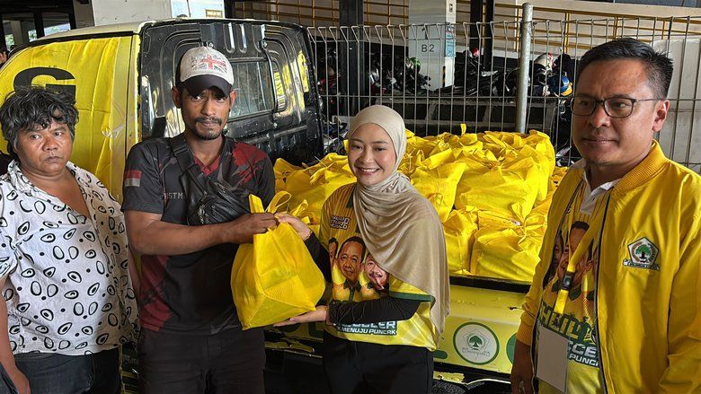 Golkar Salurkan 200 Paket Sembako untuk Sopir Len Surabaya, Kisah Bahlil Jadi Inspirasi
