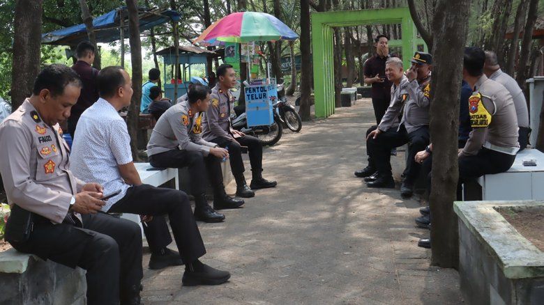 Polisi Perketat Pengamanan Pantai di Probolinggo Saat Libur Lebaran