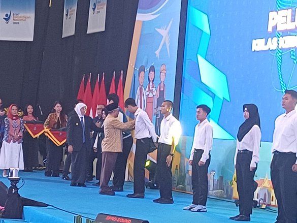 Pemprov Jatim Berangkatkan 3.600 Lulusan SMK dan LPK Kerja ke Luar Negeri