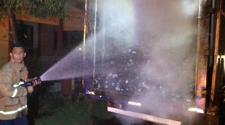 1.200 Karton Mi Instan Hangus Terbakar di Mojokerto, Diduga Akibat Korsleting Truk