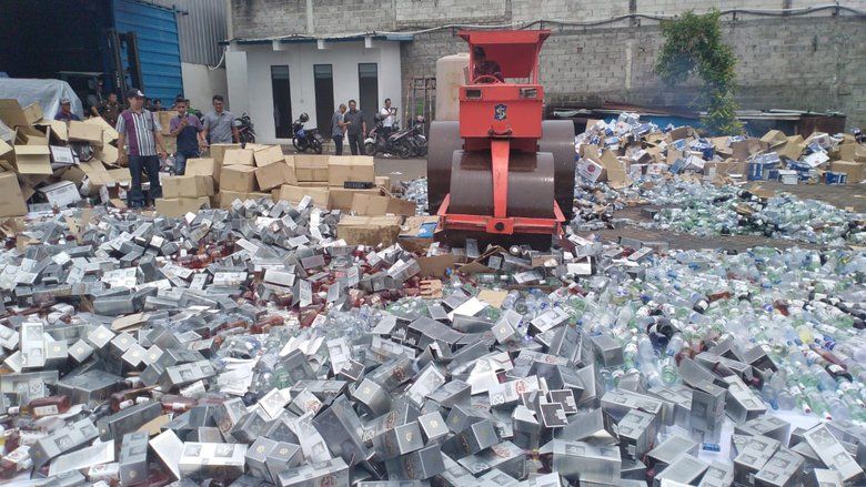 Puluhan Ribu Botol Miras Dimusnahkan Hindari Penyalahgunaan Barang Bukti